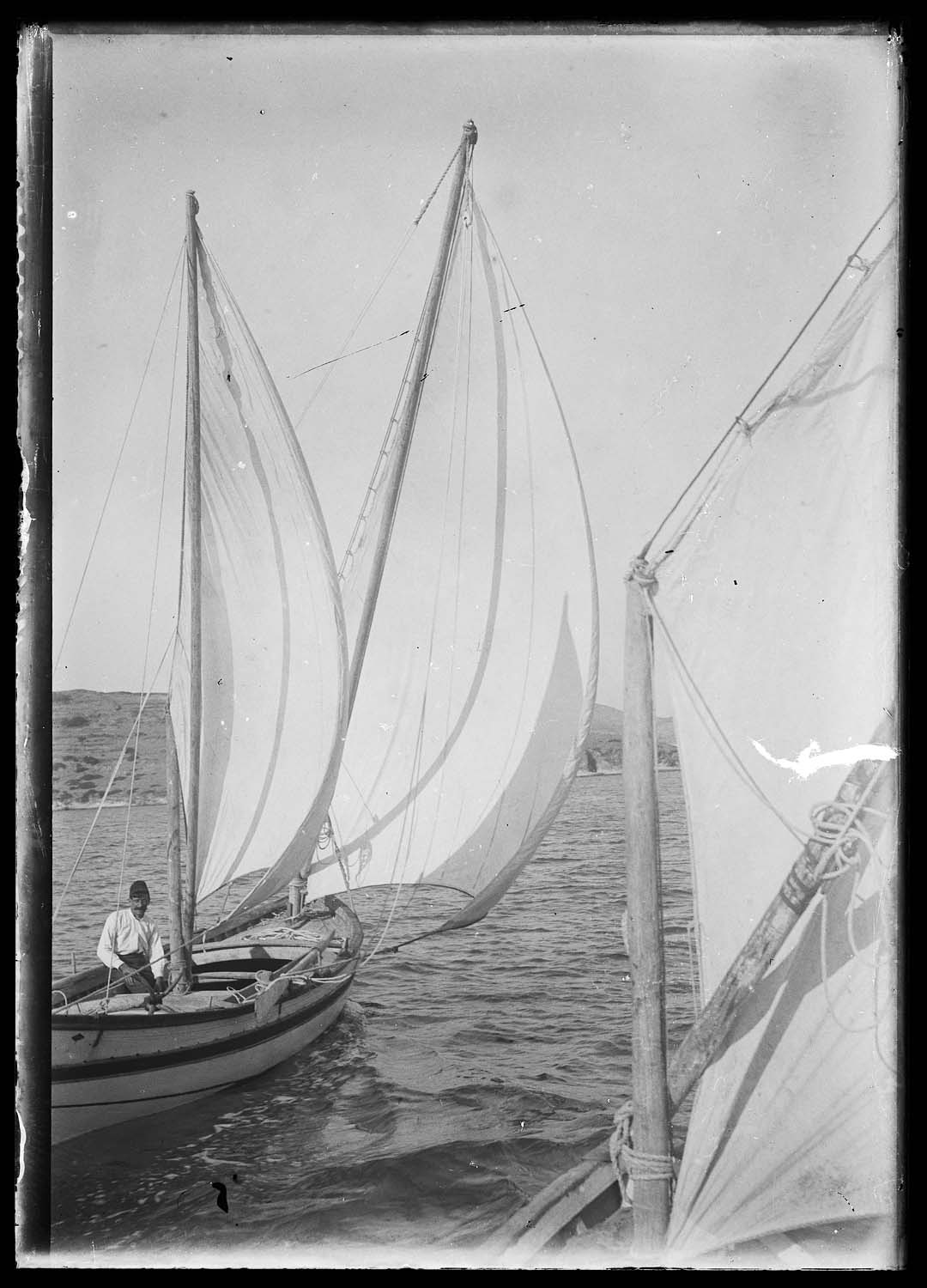 Deux voiliers traditionnels dans le port